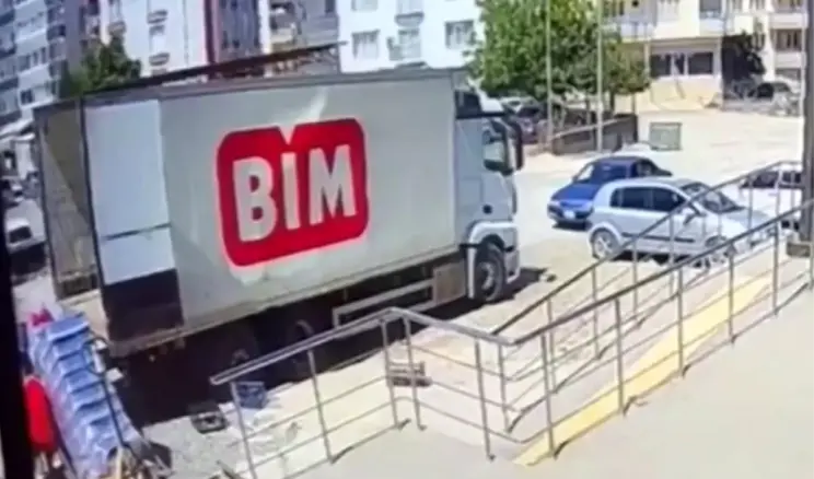 Osmaniye’de Market Çalışanı Kamyon Arasında Sıkıştı